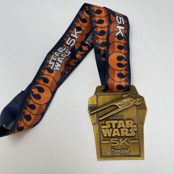 Disneyland Star Wars 5K Finisher Medal 2017 Gold RunDisney Collector’s Medal - Picture 2 of 5